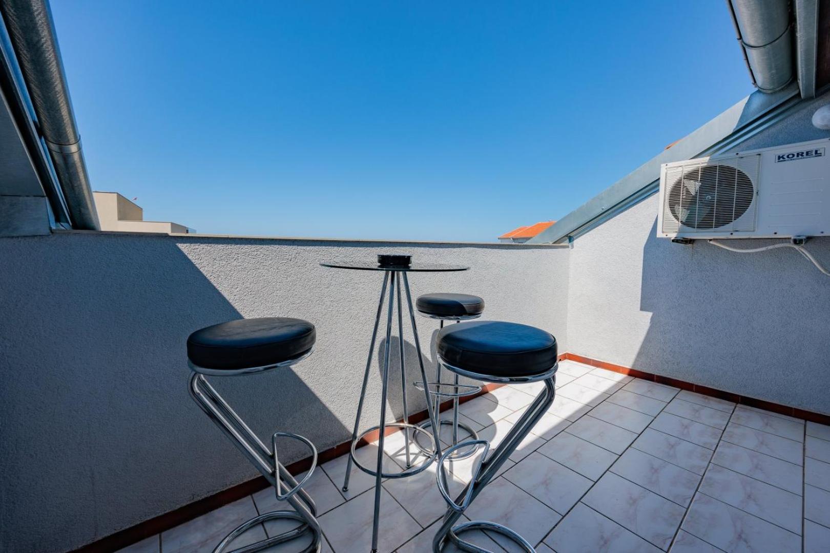 Crowonder Lucky Holiday House With Pool And Patio 30 Meters From The Beach Zadar Exterior foto